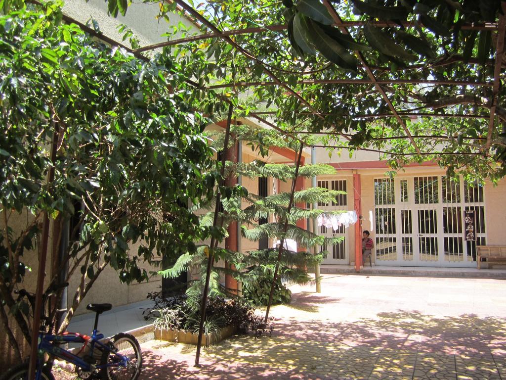 Manuhie Backpackers Lodge Бахр-Дар Экстерьер фото